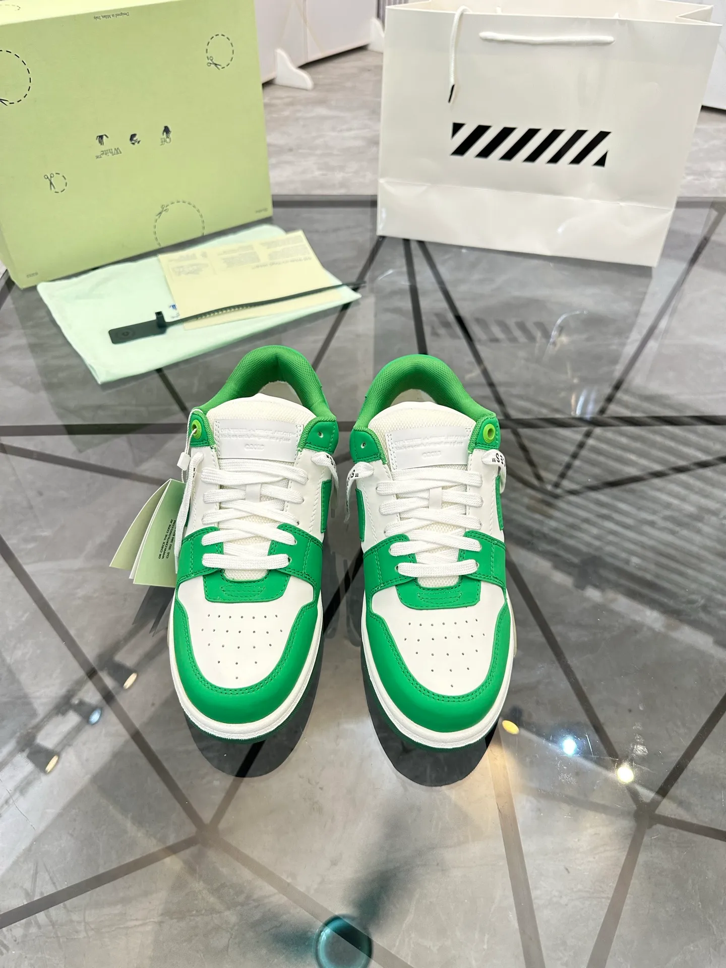 Selling men's shoes 💰: 💰P560¥ High-end top quality (leather buckle plus 10) Product trademark: OFF WHITE * "OFF WHITE*" low-top casual shoes Regular size: 35-45 (can be customized to 46) Couple style Product material: imported first-layer cowhide leather upper, breathable lining, original outsole. No.: H203